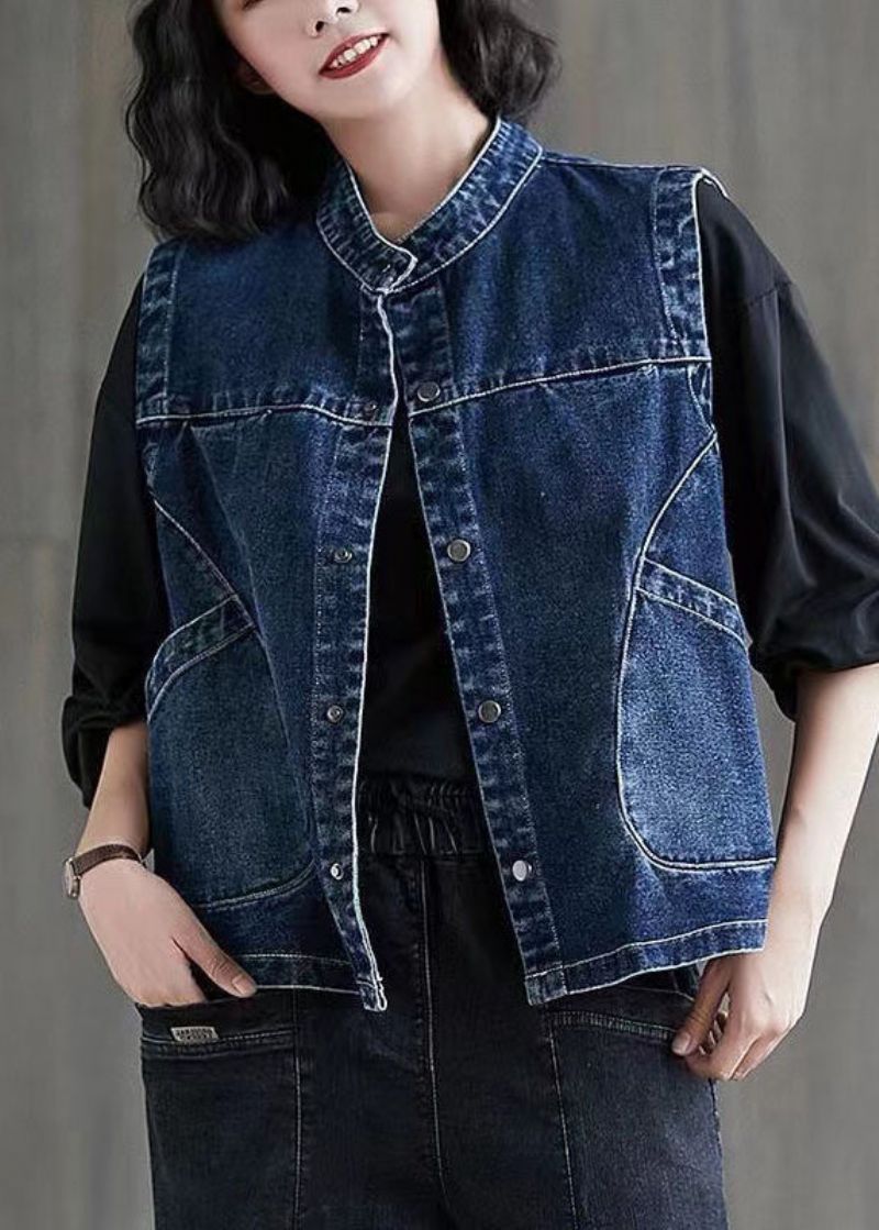 Kort Donkerblauw Denim Vest Met Patchwork En Knopen Op De Mouwen