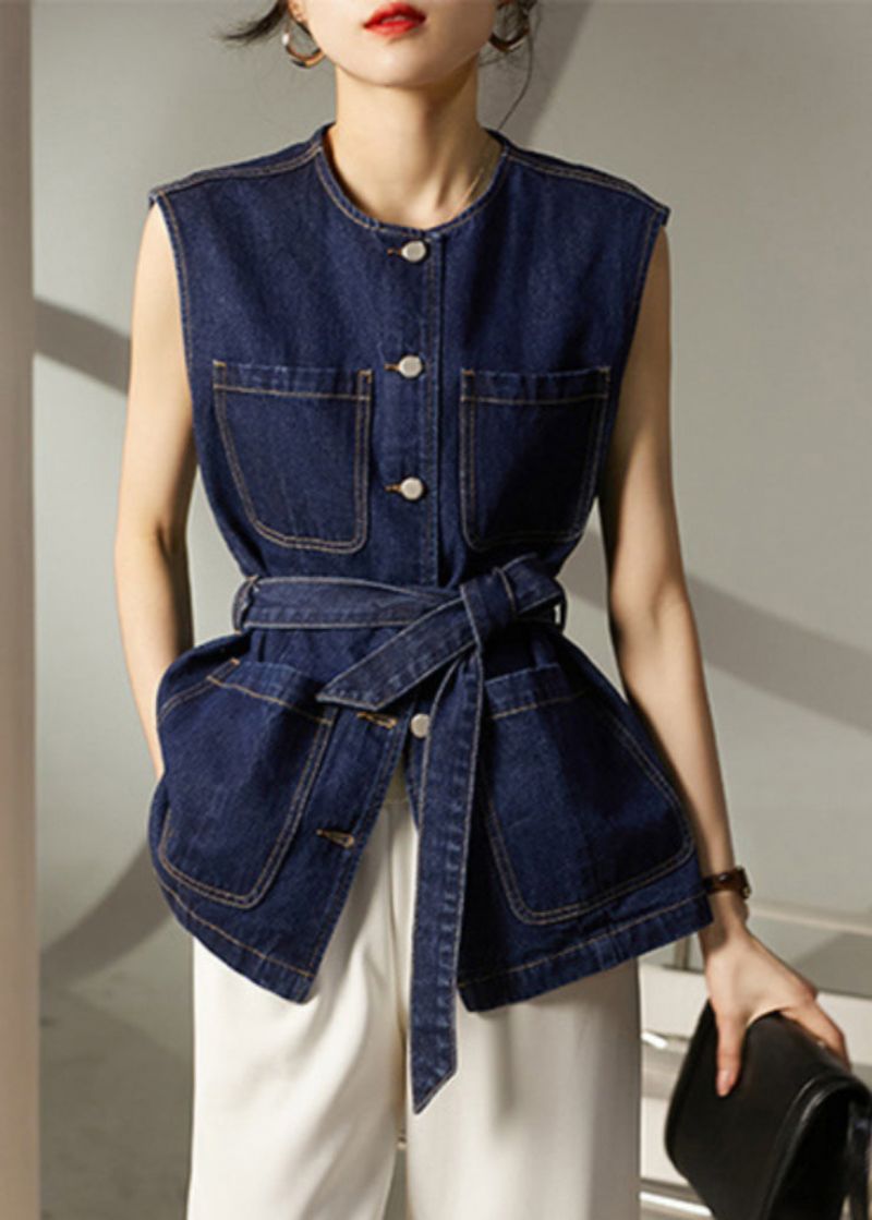 Losse Blauwe Knoopsluiting In De Taillezakken En Denim Vest Zonder Mouwen