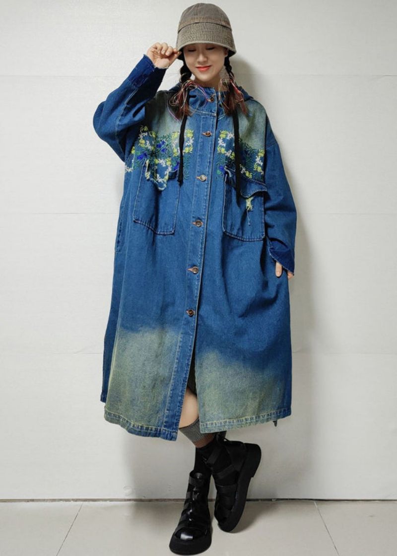 Blauwe Knoopzakken Denim Trenchcoat Geborduurde Lange Mouw