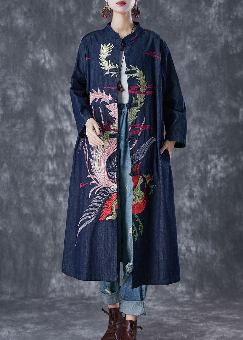 Chique Marineblauwe Phoenix Geborduurde Denim Trenchcoat Met Chinese Knopen