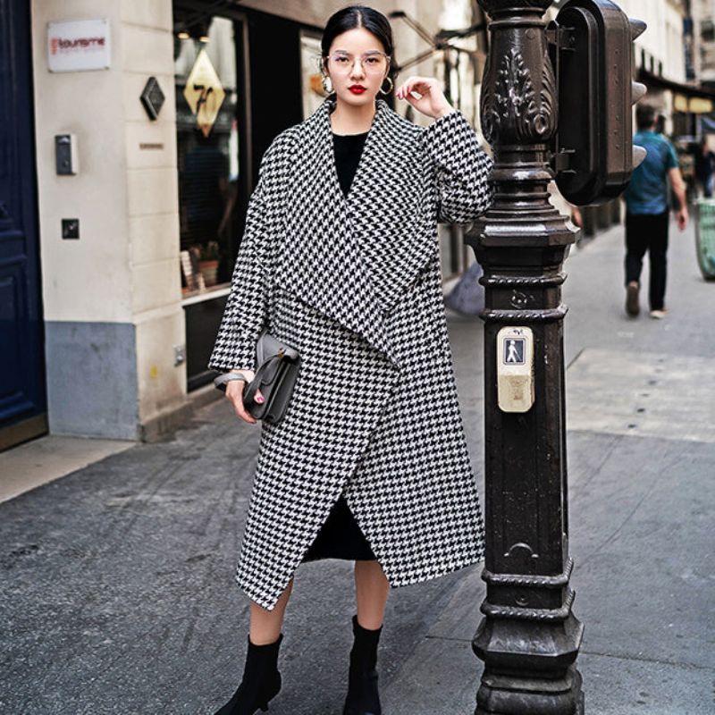 Fijne Zwart-witte Geruite Winterjas Lange Jas Met Oversized Zakken Gekerfde Trenchcoat - Dames trenchcoats