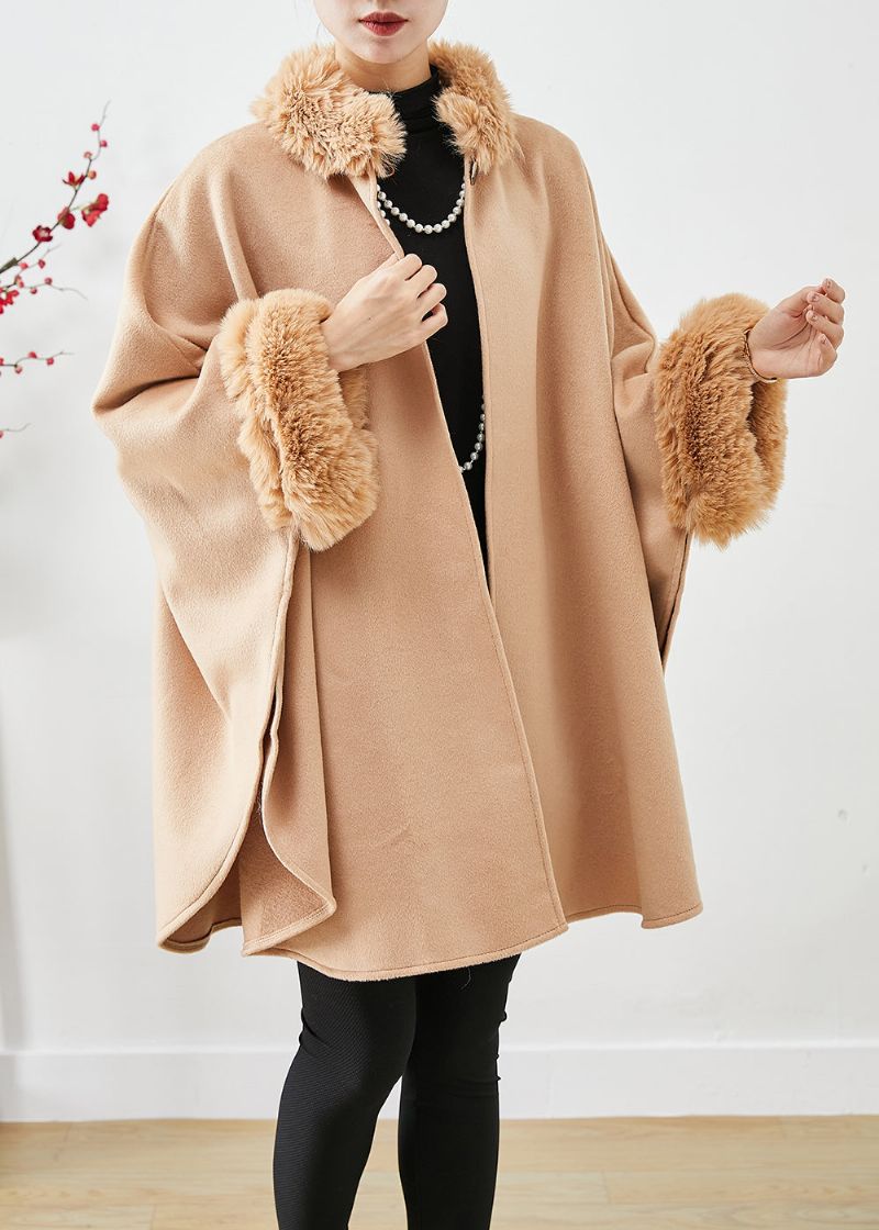 Licht Camelkleurige Wollen Trenchcoat Oversized Bontkraag Vleermuismouw