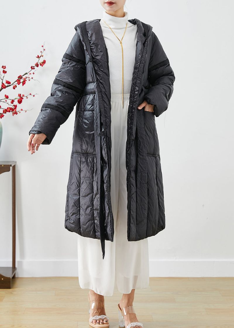 Stijlvol Oversized Warm Eendendonsjack Met Zwarte Stropdas In De Taille In De Winter